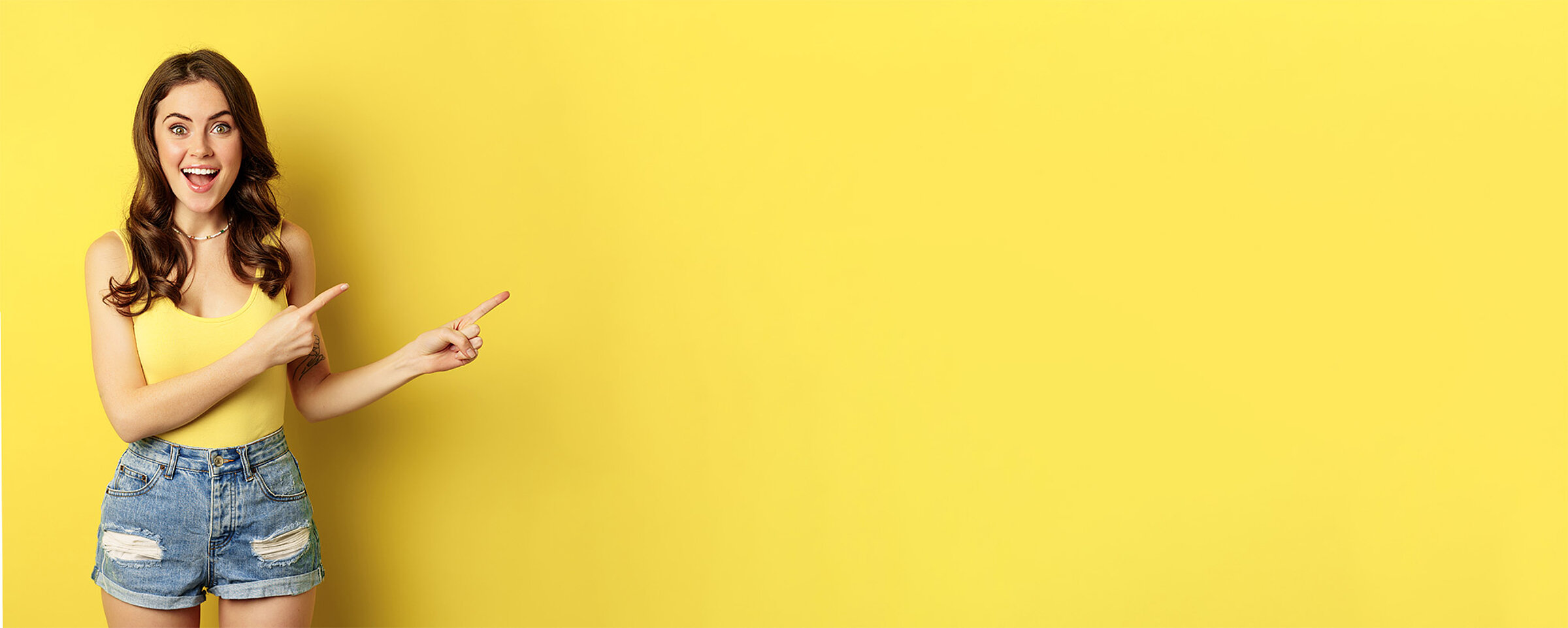 Anmelden an der HAK / HAS Voitsberg Mädchen zeigt zum Text: Anmelden an der HAK /HAS Voitsberg: weitere Schritte findest du hier...